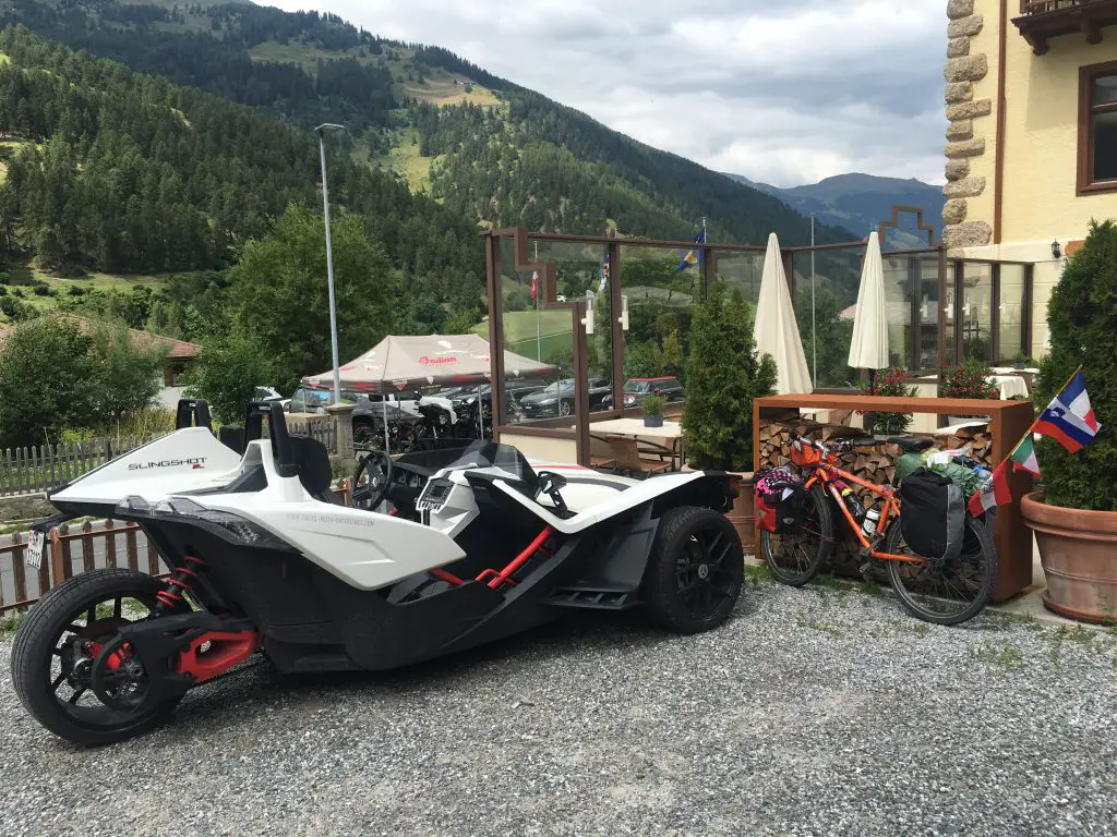 J'ai trouvé la Batmobile (celle de gauche) J
