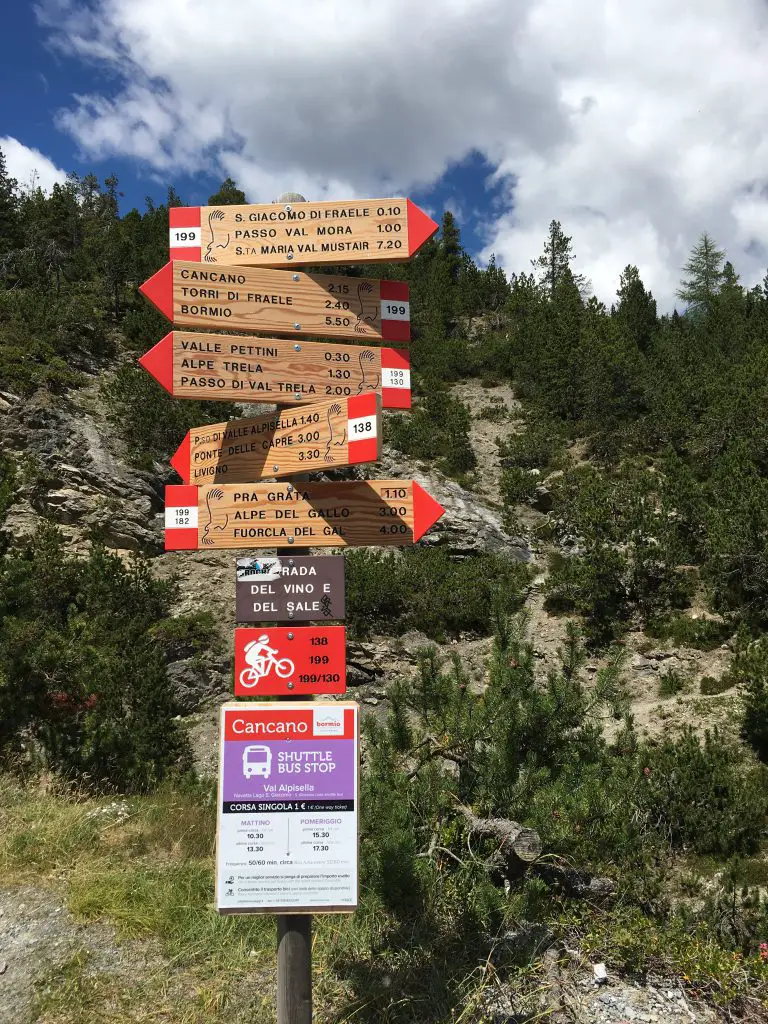 Pour l'itinéraire, y'a que l'embarras du choix. Et si on regarde bien même le bus monte jusqu'ici Pour l
