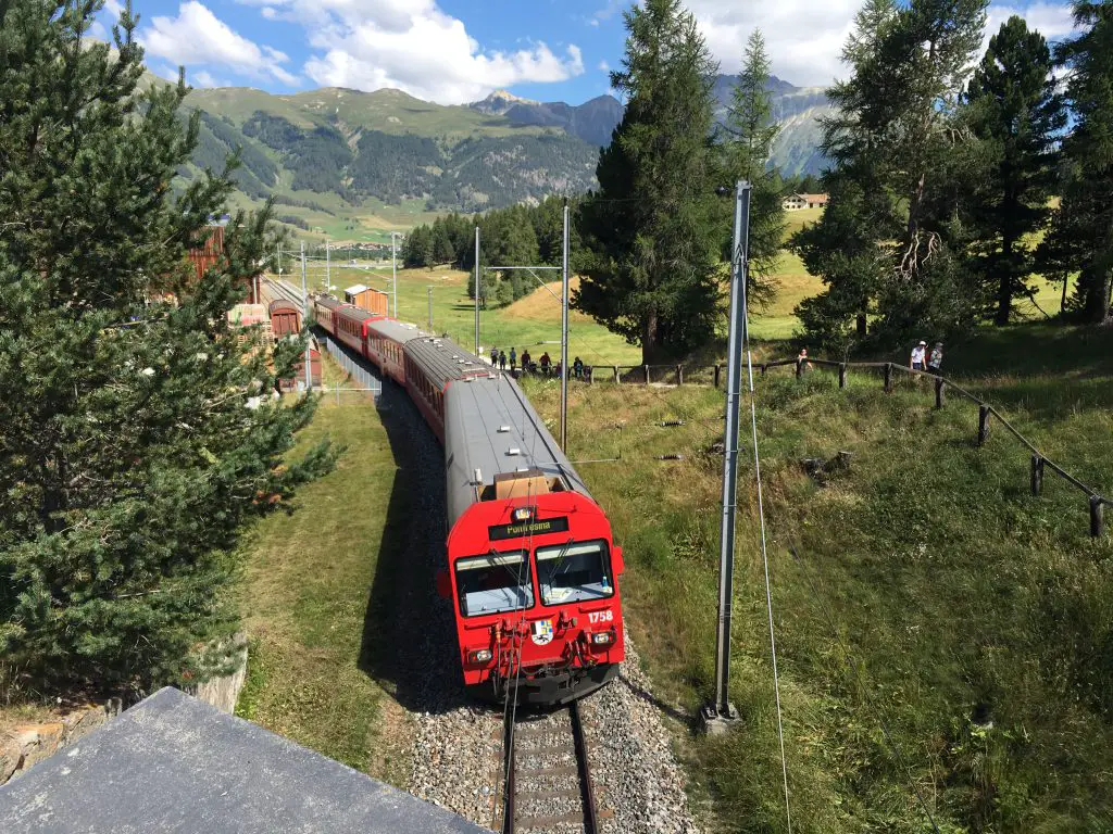 Ici les trains sont rouges et blancs. On est en Suisse