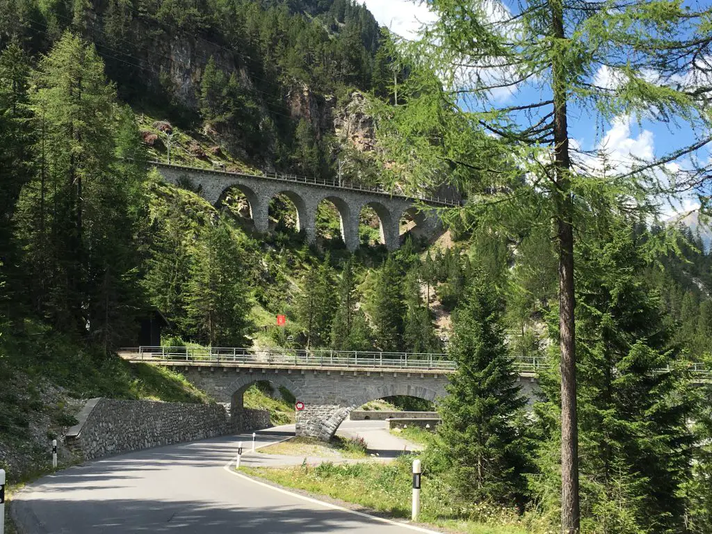La route et la voie ferrée s'entremêlent La route et la voie ferrée s