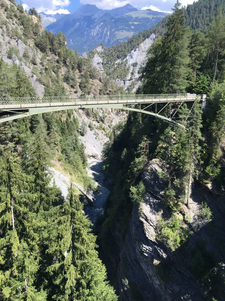Gorges profondes et belle côte jusqu'à Versam. En bas, coule le Rhin Postérieur Gorges profondes et belle côte jusqu