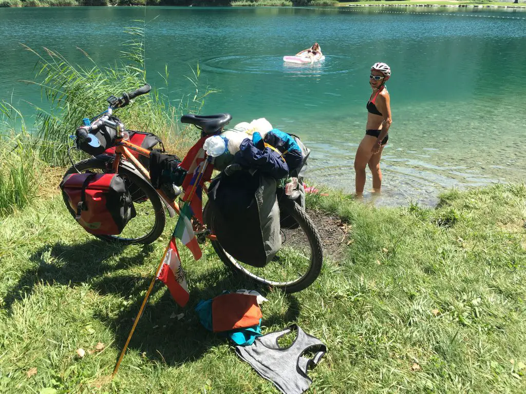 Plouf bien mérité après une journée chaude de la traversée des alpes en vélo