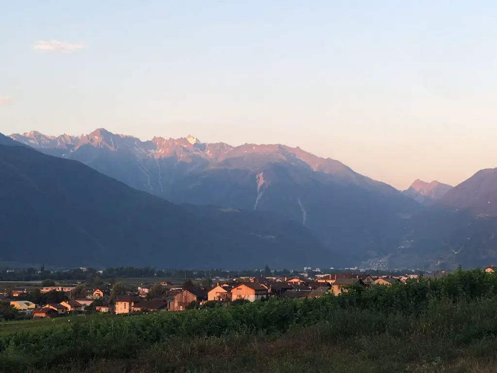 Coucher de soleil sur le Massif du Mont Blanc. Derrière, la France!