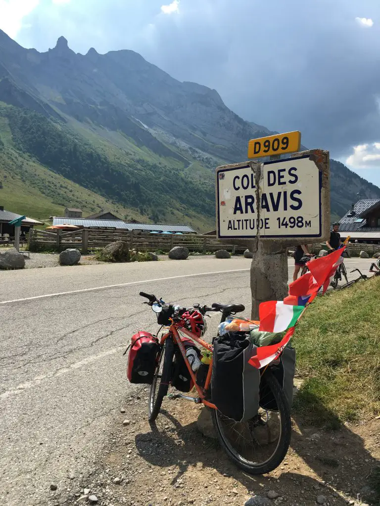 Ouf ....arrivé au col des Aravis en vélo à 1498 m