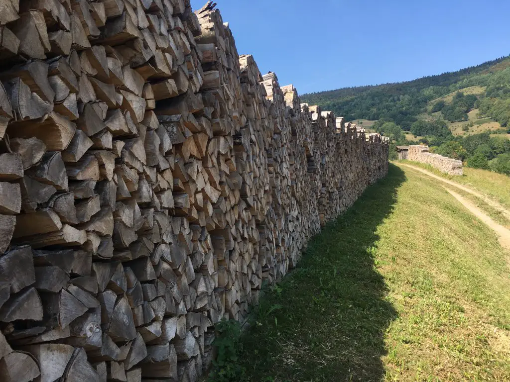 Petite réserve de bois. les hivers doivent être rudes, par ici