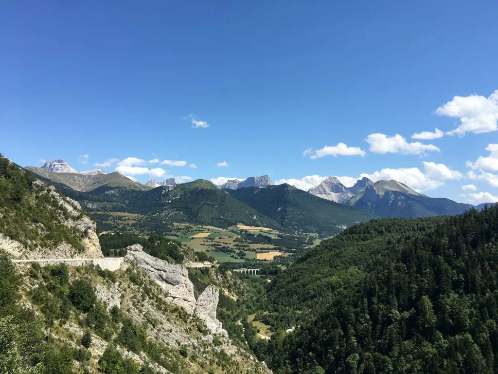 Et soudain! J'arrive à la maison. Devant moi, l'Obiou, laTête de Garnesier, le Pic de Bure Et soudain! J