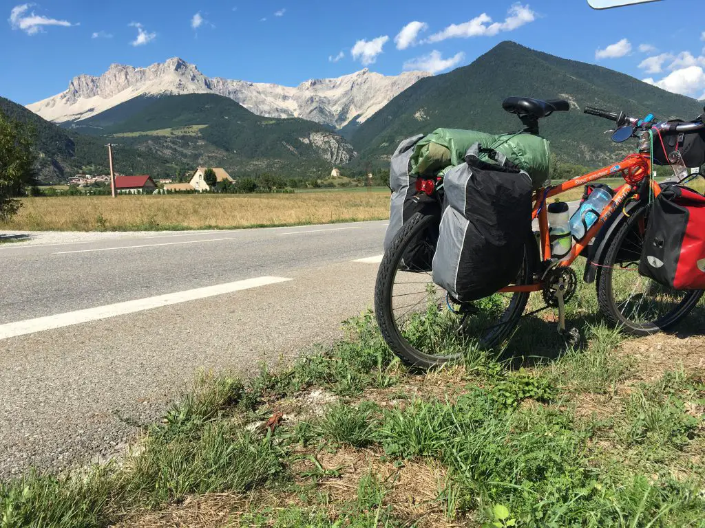 Bure, le seigneur des lieux marquant la fin de la traversée des Alpes à vélo