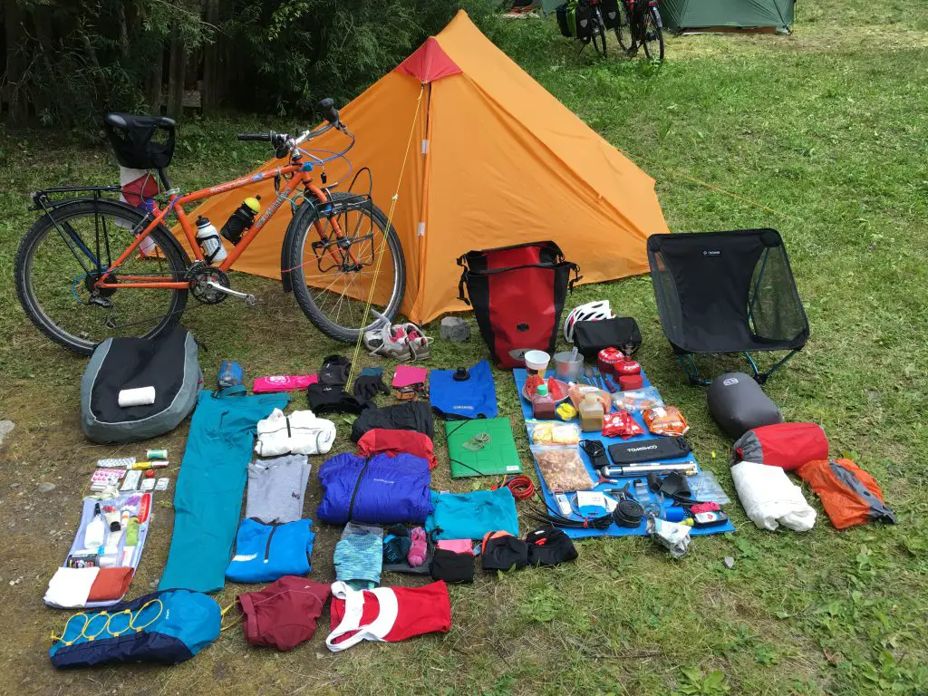 Revue de paquetage dans la traversée des alpes à vélo