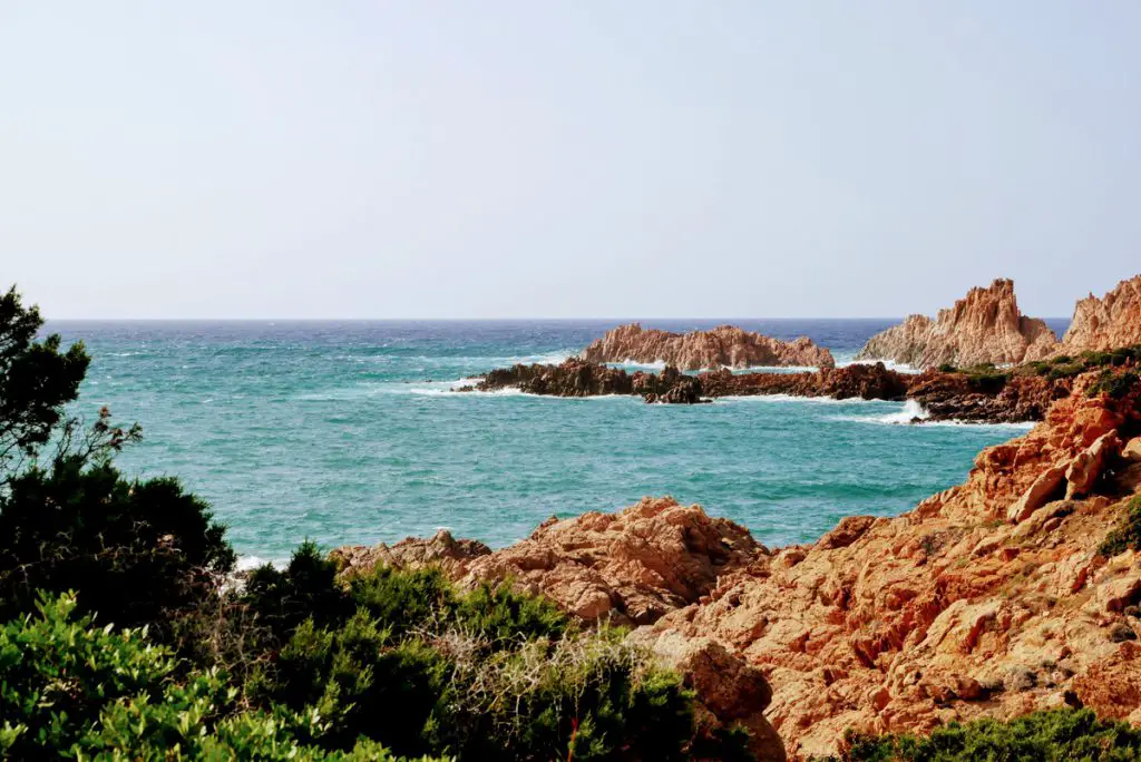 Vue le littoral de la Costa Rossa lors de notre séjour randonnée en Sardaigne