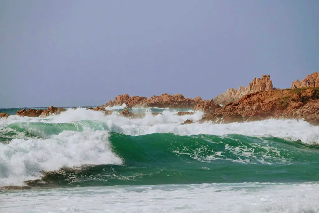 Les vagues sont déchaînées durant notre séjour randonnée en Sardaigne