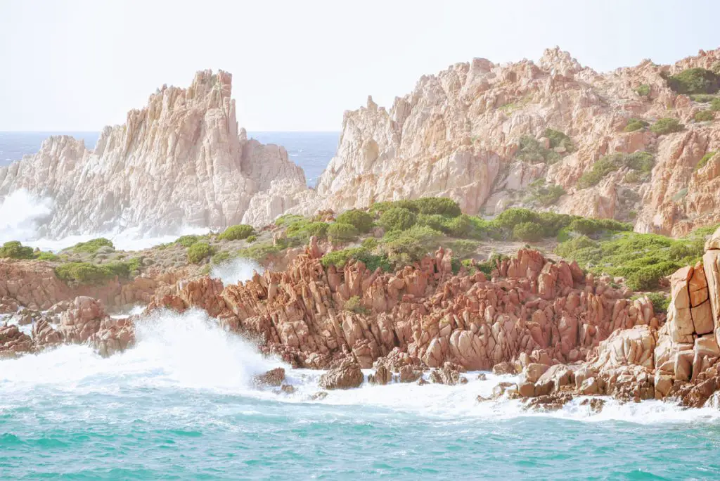 La roche orange de la Costa Rossa lors de notre randonnée en Sardaigne