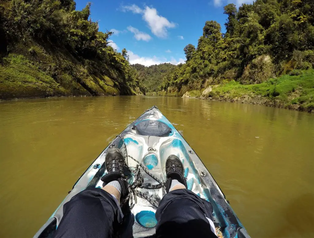 Kayak sous un joli ciel bleu à travers Whanganui Journey
