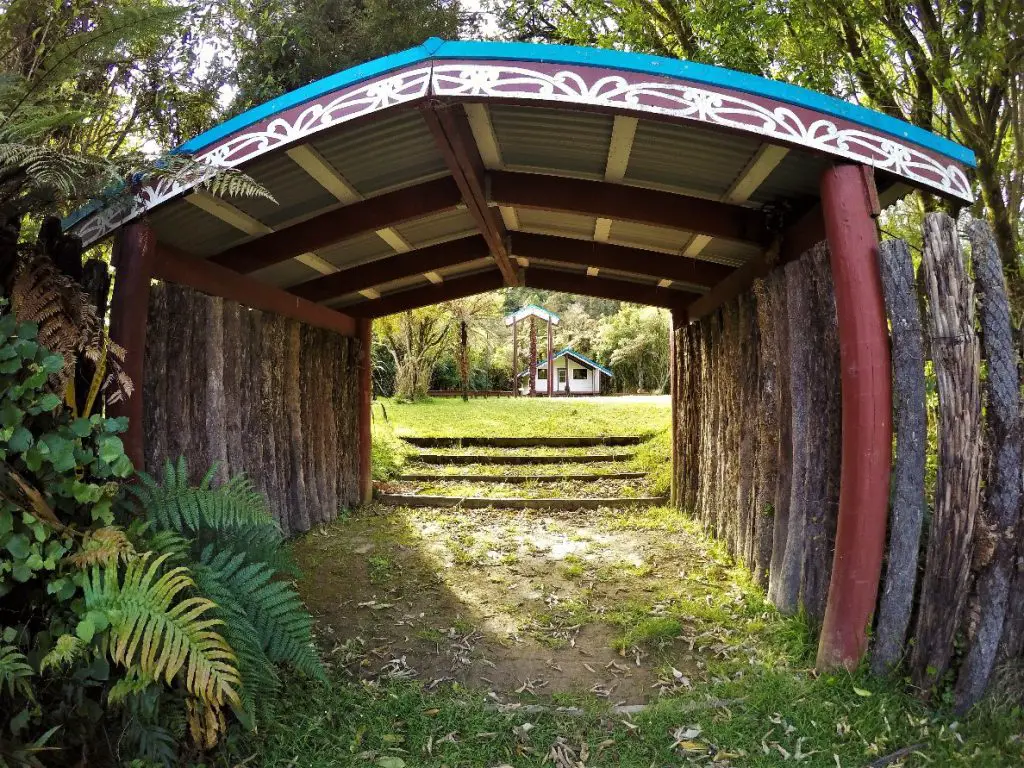 Une arche Maori dans la communauté de Tieke Kāinga lors de la tarversée Whanganui Journey