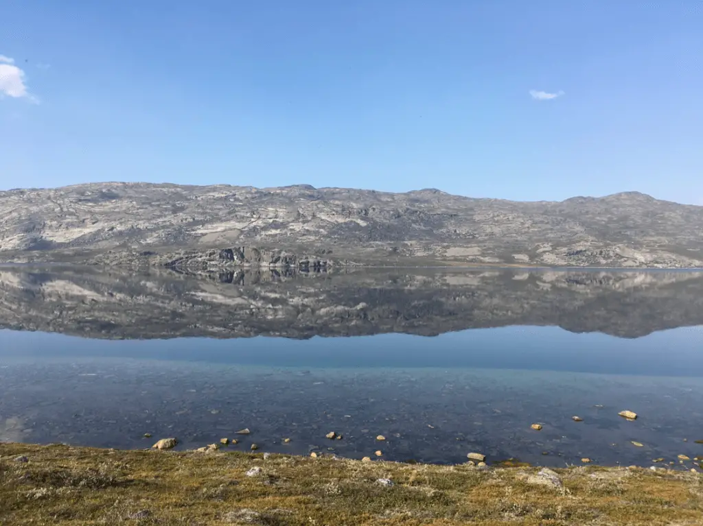 Rive d’un lac long de 20km durant notre rando sur L’Arctic Circle Trail