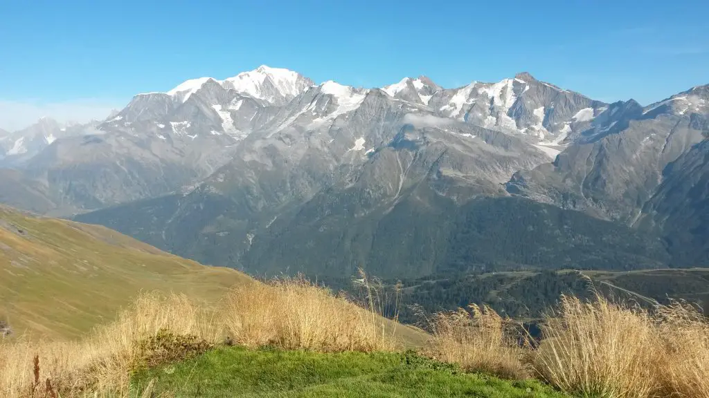 Sommet de l’aiguille Croche face au Mont Blanc lors du bivouac en parapente