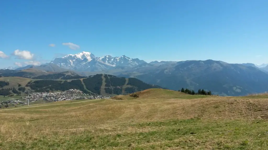 1er spot la station des Saisies vue depuis sous le sommet de Bisanne lors de on voyage bivouac en parapente