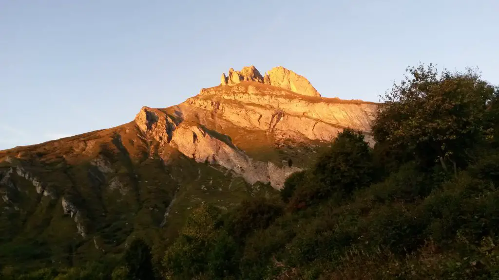 Rocher du vent vu à l’aube, décollage derrière tout là-haut (non visible) lors du séjour bivouac en parapente Rocher du vent vu à l’aube, décollage derrière tout là-haut (non visible) lors du séjour bivouac en parapente
