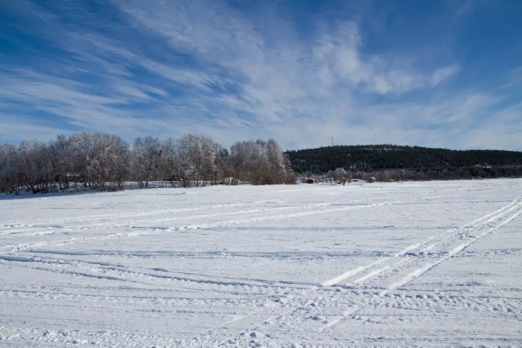 Traces de traineau sur le lac Inari