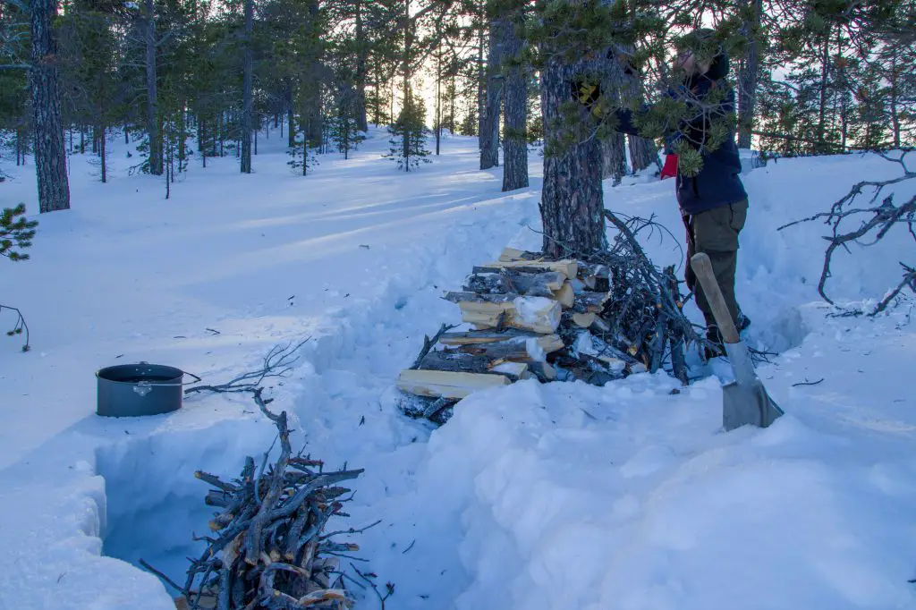 Préparation du Feux pour notre campement en Laponie
