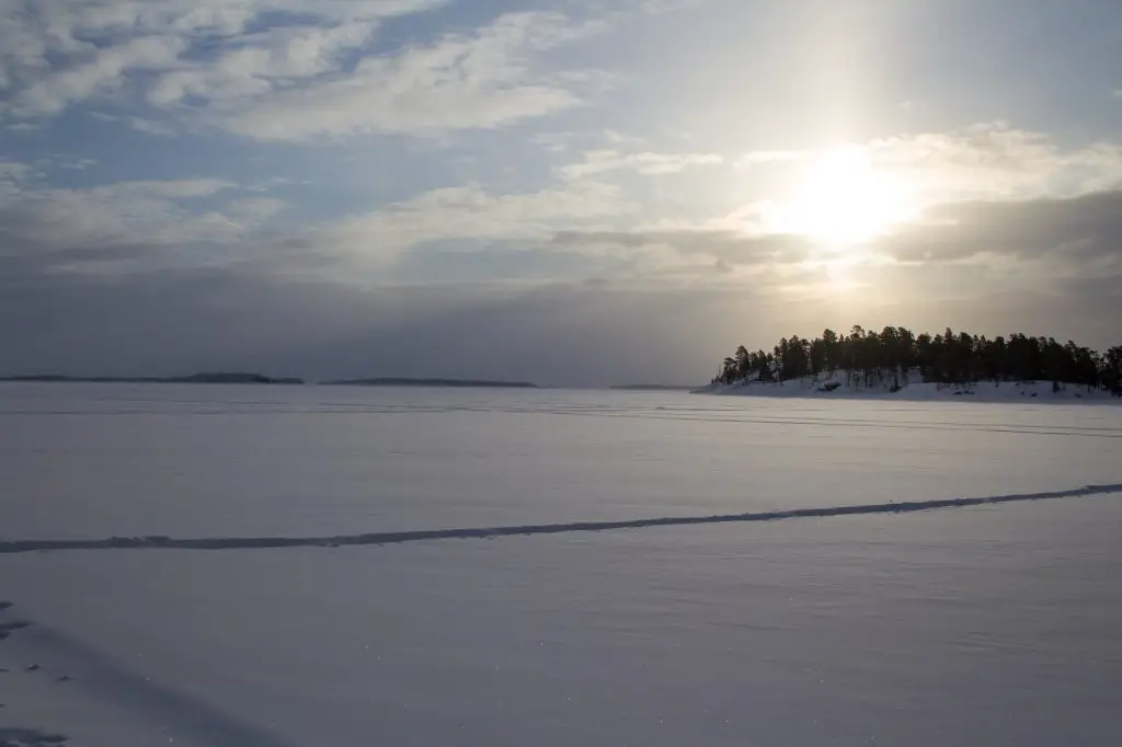 Levé du soleil pour cette deuxieme journée du Raid chien de traîneau en Finlande