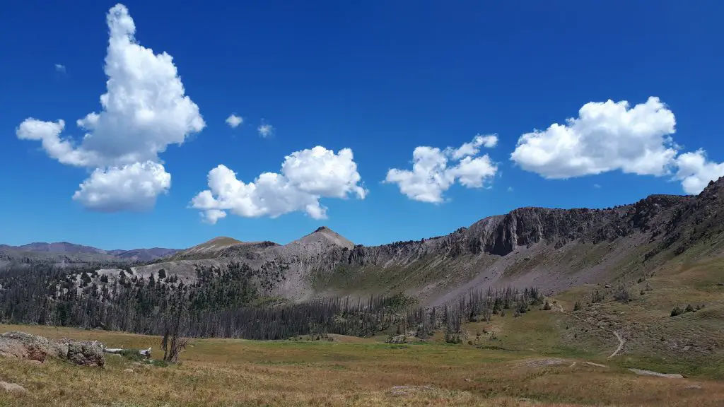 La lumière magique du soleil couchant lors du trek sur le Colorado trail