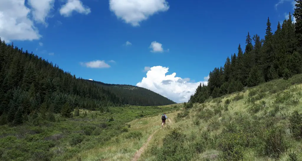 Montée vers le premier col au-dessus de 3000m, les orages pointent à l’horizon sur le Colorado Trail