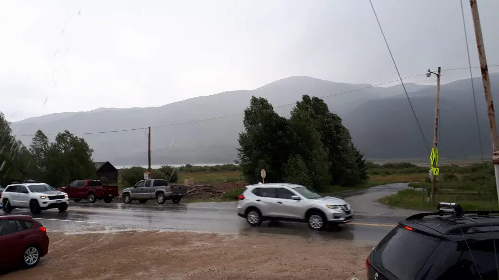 Encore un coup de chance : orage à Twin Lakes, pendant que nous profitons de l’abri du general store lors du notre trek sur le Colorado trail