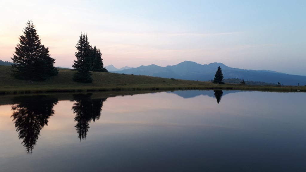 Reflets sur l’étang lors du voyage sur le Colorado Trail