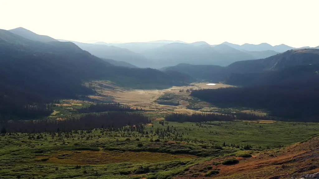 Vue dominante sur les meadows (clairières ou prairies) lors du trek sur le Colorado Trail