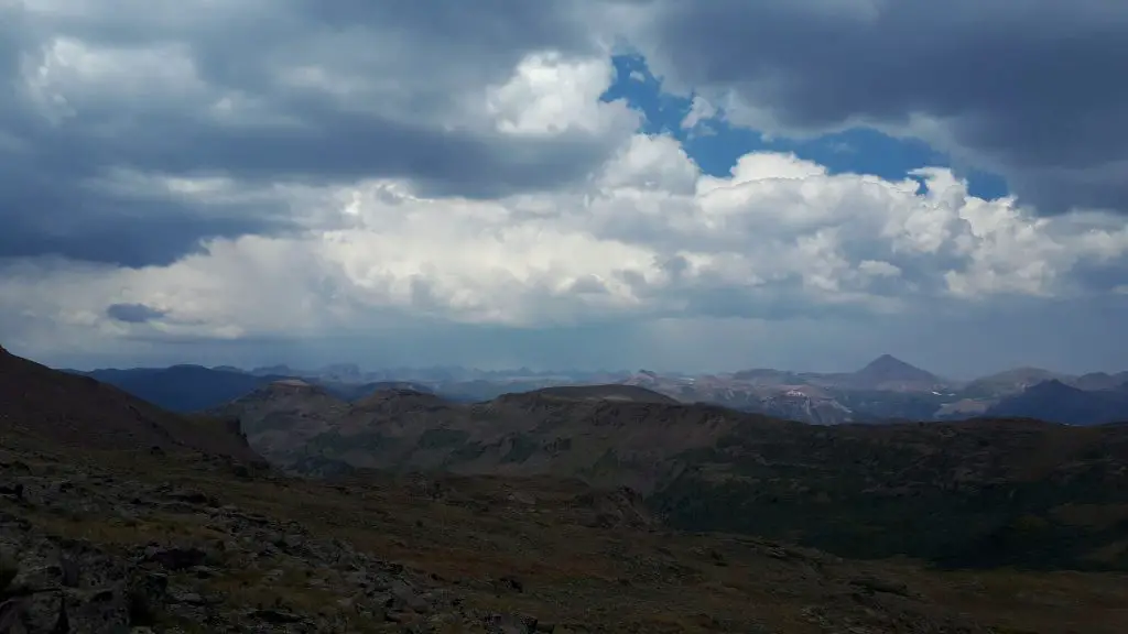 Je lance un coup d’œil inquiet aux alentours : l’orage se répand comme une trainée de poudre sur le Colorado trail