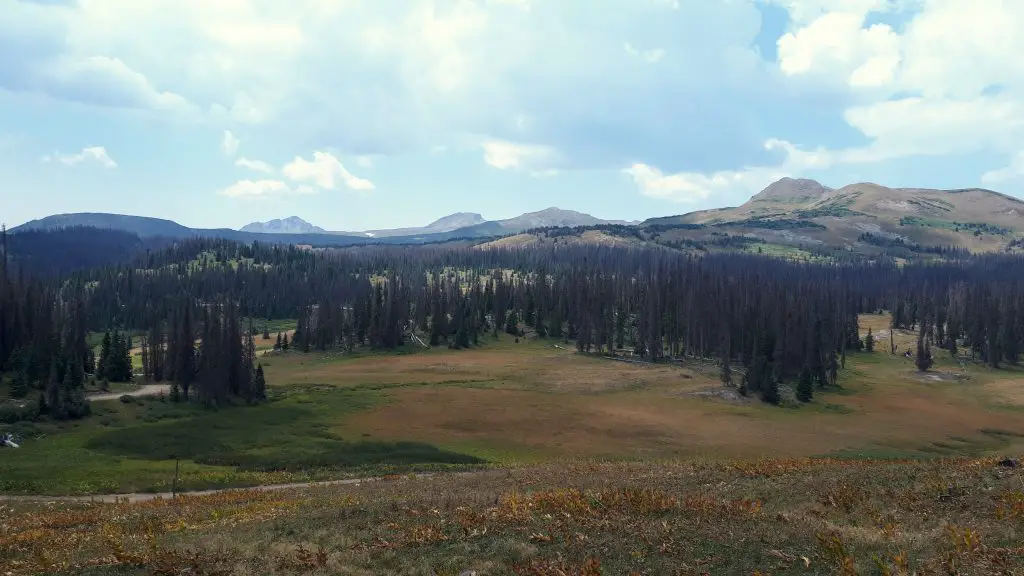 Devant moi, la section très exposée hérissée de très beaux sommets sur le Colorado Trail