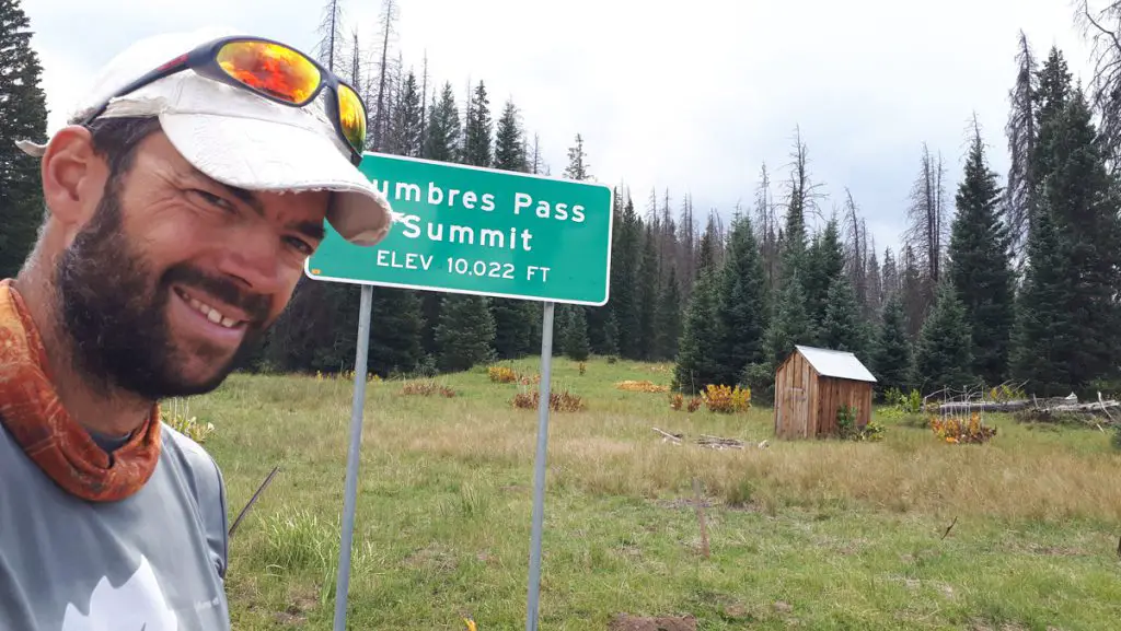 Un chemin s’arrête là, un nouveau va bien commencer lors de la marche sur le Colorado Trail