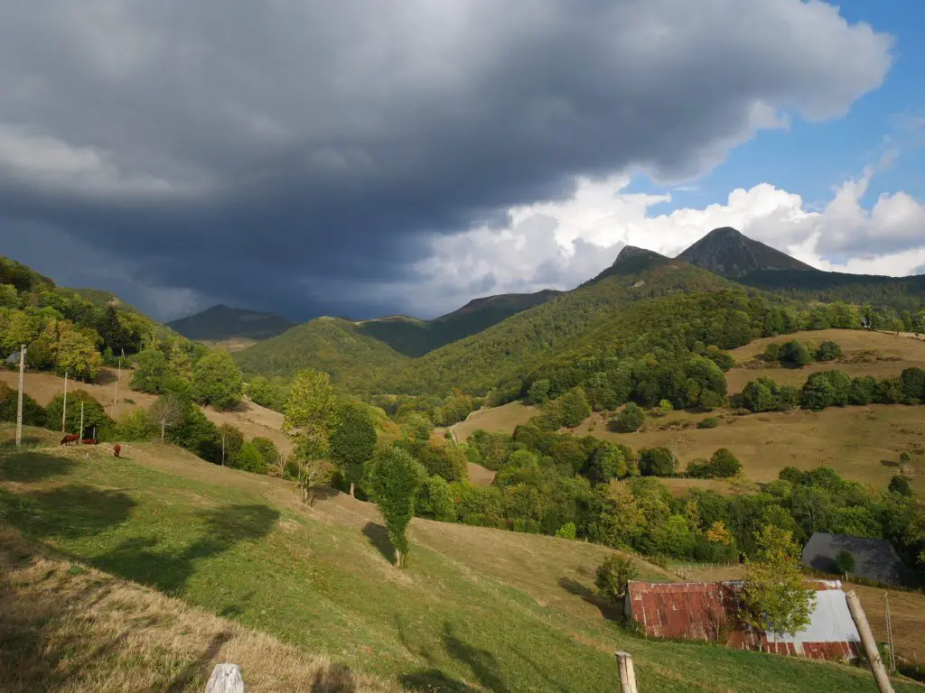 Sur la route, on aperçoit l