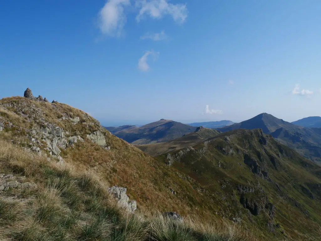 Le Puy Chavaroche et ses cairns, à Gauche