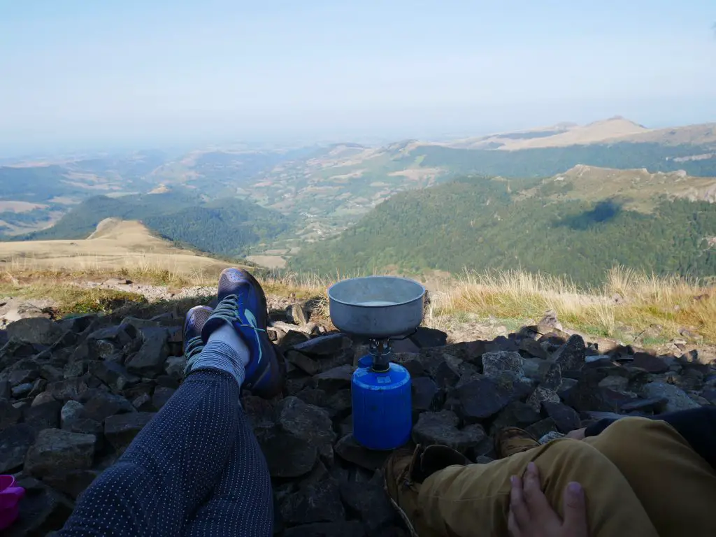 Au sommet, la collation, face à la vallée