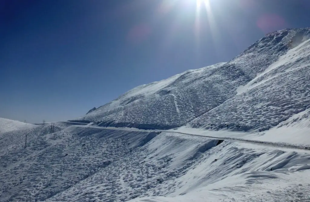 La route de Taghia enneigée La route de Taghia enneigée