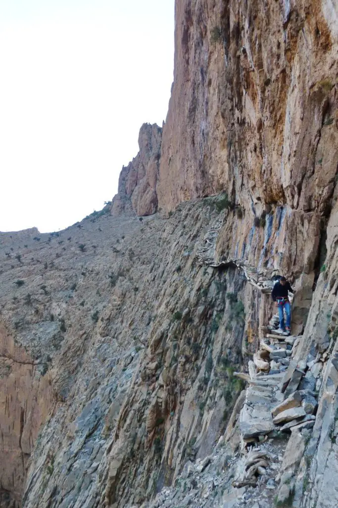 L’approche sur le pont berbère à Taghia au Maroc