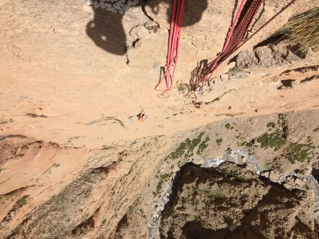 Lucile dans une des longueurs en 6c+toujours dans l’Axe du Mal à Taghia au Maroc