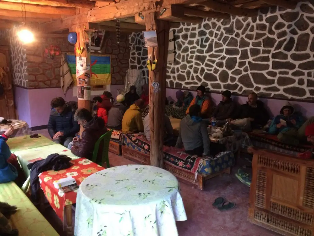 La salle commune avec les amis à Taghia au Maroc
