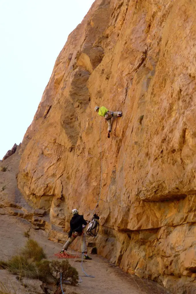 François et Samir dans la 1ere longueur de champions du monde voie d'escalade à Taghia au Maroc François et Samir dans la 1ere longueur de champions du monde voie d