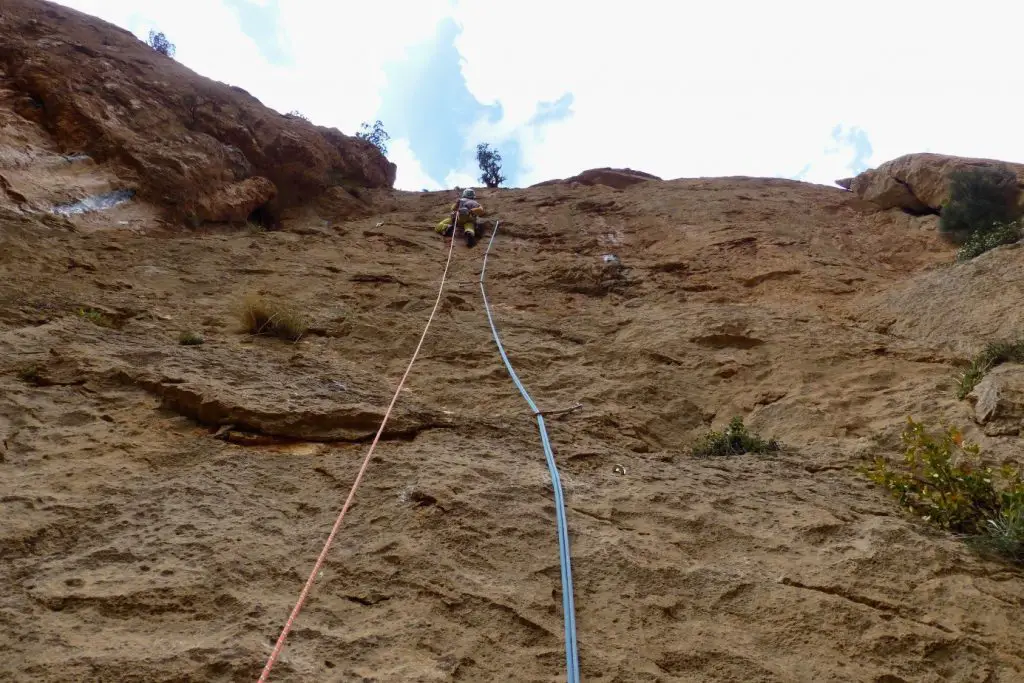 Samir dans la dernière longueur dure de Fat Guide à Taghia au Maroc