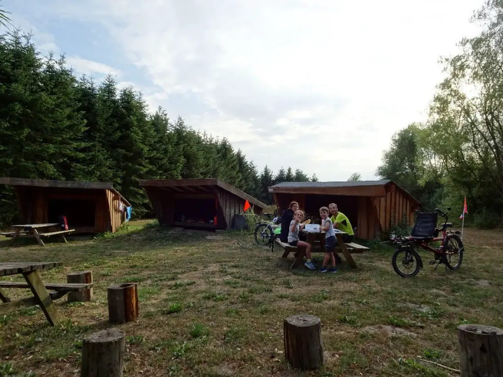 Shelter ou petites cabanes en bois où il est possible de dormir