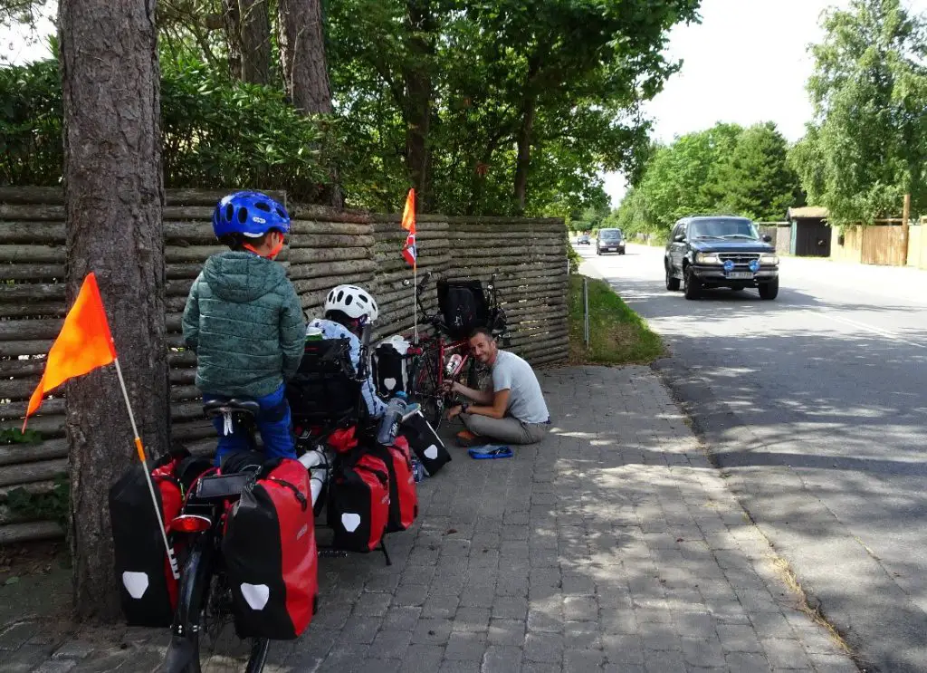 Réparation des vélos en bord de route quelque part au Danemark