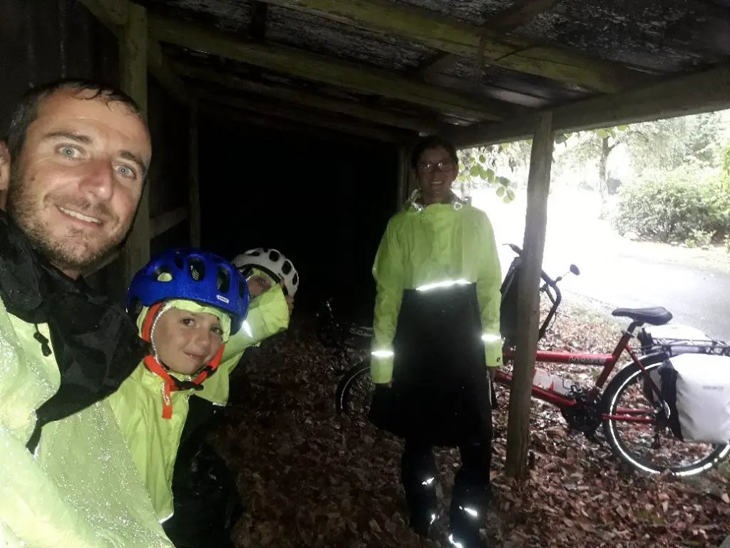 Sous un abri à bois pour nous protéger de la pluie au Danemark