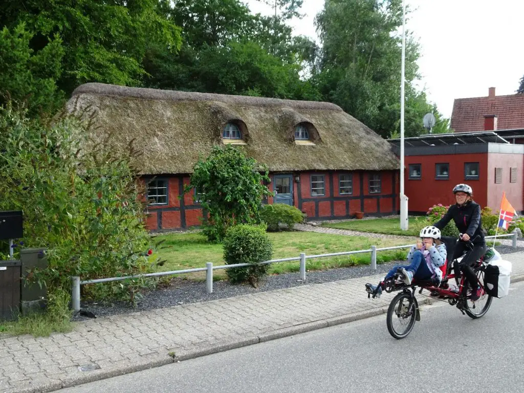 Maison traditionnelle, à colombage et toit de chaume