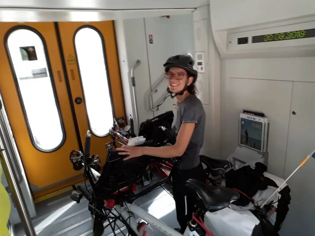 Aurélie avec les 2 Pino entre 2 rames de train Danois