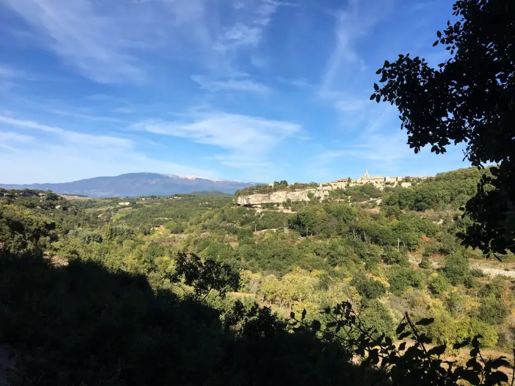 Vue de Venasque depuis le secteur …, en arrière-plan le Mont-Ventoux