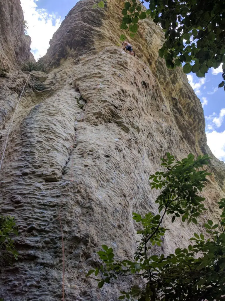 Venasque et son rocher atypique