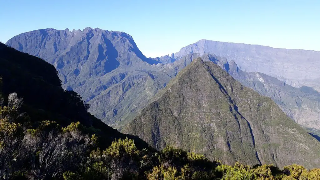 Spectacle sur Mafate en arrivant sur la crête lors de la traversée de la réunion à pied