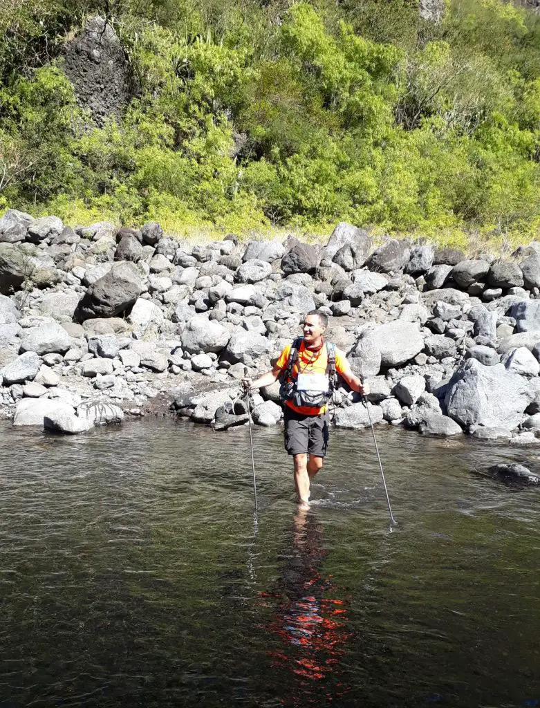 Un des nombreux passages à gué lors de notre Traversée de la Réunion à pied